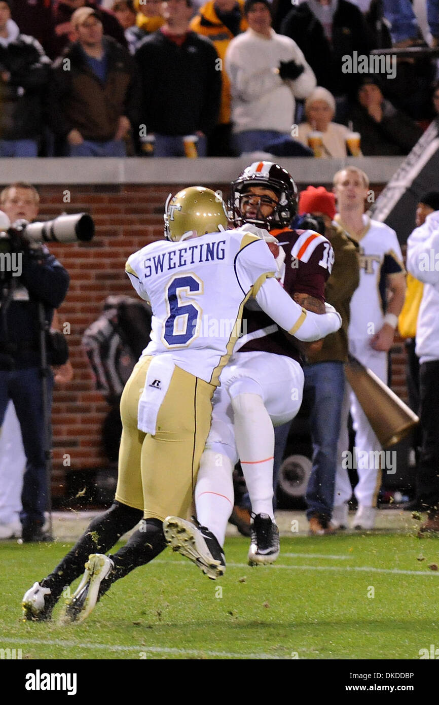 10. November 2011 - Atlanta, Georgia, USA - Georgia Tech Yellow Jackets Cornerback Rod Sweeting (6) Säcke Virginia Tech Hokies quarterback Logan Thomas (3) im Bobby Dodd Stadium in Atlanta Georgia.  Virginia Tech gewinnt 37-26. (Kredit-Bild: © Marty Bingham/Southcreek/ZUMAPRESS.com) Stockfoto