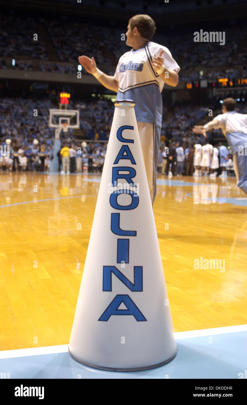 16. Dezember 2006; Chapel Hill, NC, USA; Carolina Tarheels Cheerleader zeigt seinen Geist der Schule mit einem Bull-Horn auf dem Boden als die University of North Carolina at Chapel Hill Tarheels Spiel gegen die University of North Carolina in Asheville Bulldogs im Dean Smith Center. Die Tarheels gewann mit einem Endstand von 93-62. Obligatorische Credit: Foto von Jason Moore/ZUMA Press. (©) Copyrig Stockfoto