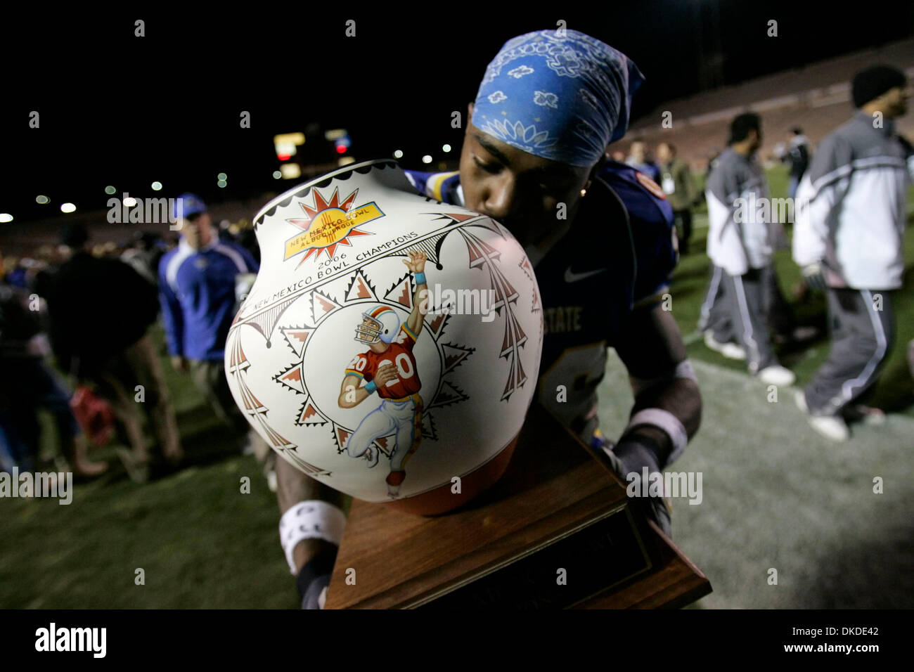 23. Dezember 2006; Albuquerque, NM, USA; San Jose State CHESTER COLEMAN küsst die New Mexico Schale Trophäe als verlässt er das Feld nach San Jose State 20-12 Sieg über der University of New Mexico in die erste Schüssel von New Mexico, Samstag, 23. Dezember 2006 tragen. Die Schale Trophäe wurde von Künstlern aus der Zia Pueblo gemacht. Obligatorische Credit: Foto von Toby Jorrin/ZUMA Press. (©) Kopie Stockfoto