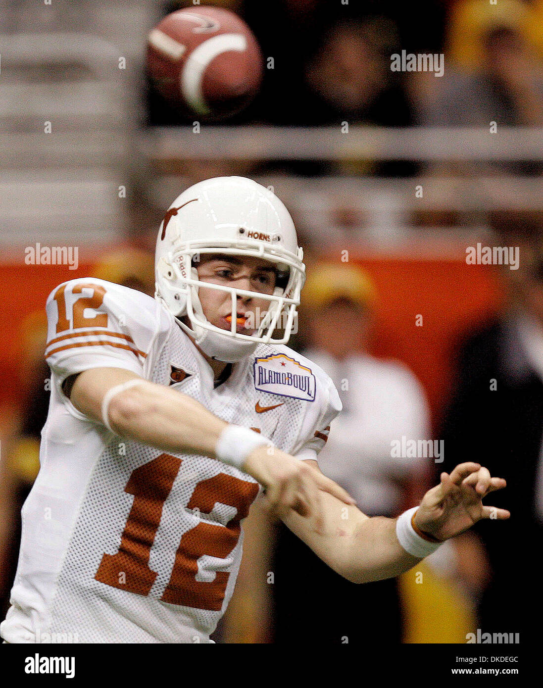 30. Dezember 2006; San Antonio, TX, USA; NCAA Football: Texas Quarterback Colt McCoy durchläuft, während im zweiten Quartal Alamo Bowl Aktion in San Antonio am Samstag. Obligatorische Credit: Foto von William Luther/San Antonio Express-News/ZUMA Press. (©) Copyright 2006 von San Antonio Express-News Stockfoto