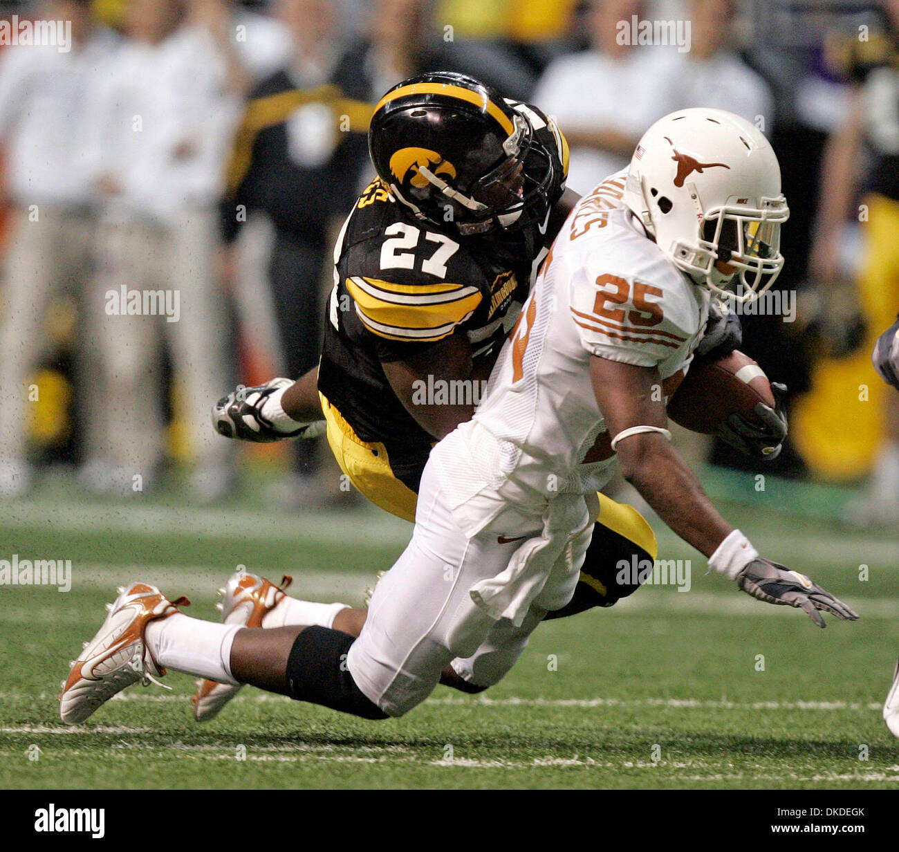 30. Dezember 2006; San Antonio, TX, USA; NCAA Football: Texas Läufer Jamaal Charles (25) von Edmond Meilen (27) von Iowa im vierten Quartal Alamo Bowl Aktion in San Antonio am Samstag in Angriff genommen wird. Obligatorische Credit: Foto von William Luther/San Antonio Express-News/ZUMA Press. (©) Copyright 2006 von San Antonio Express-News Stockfoto