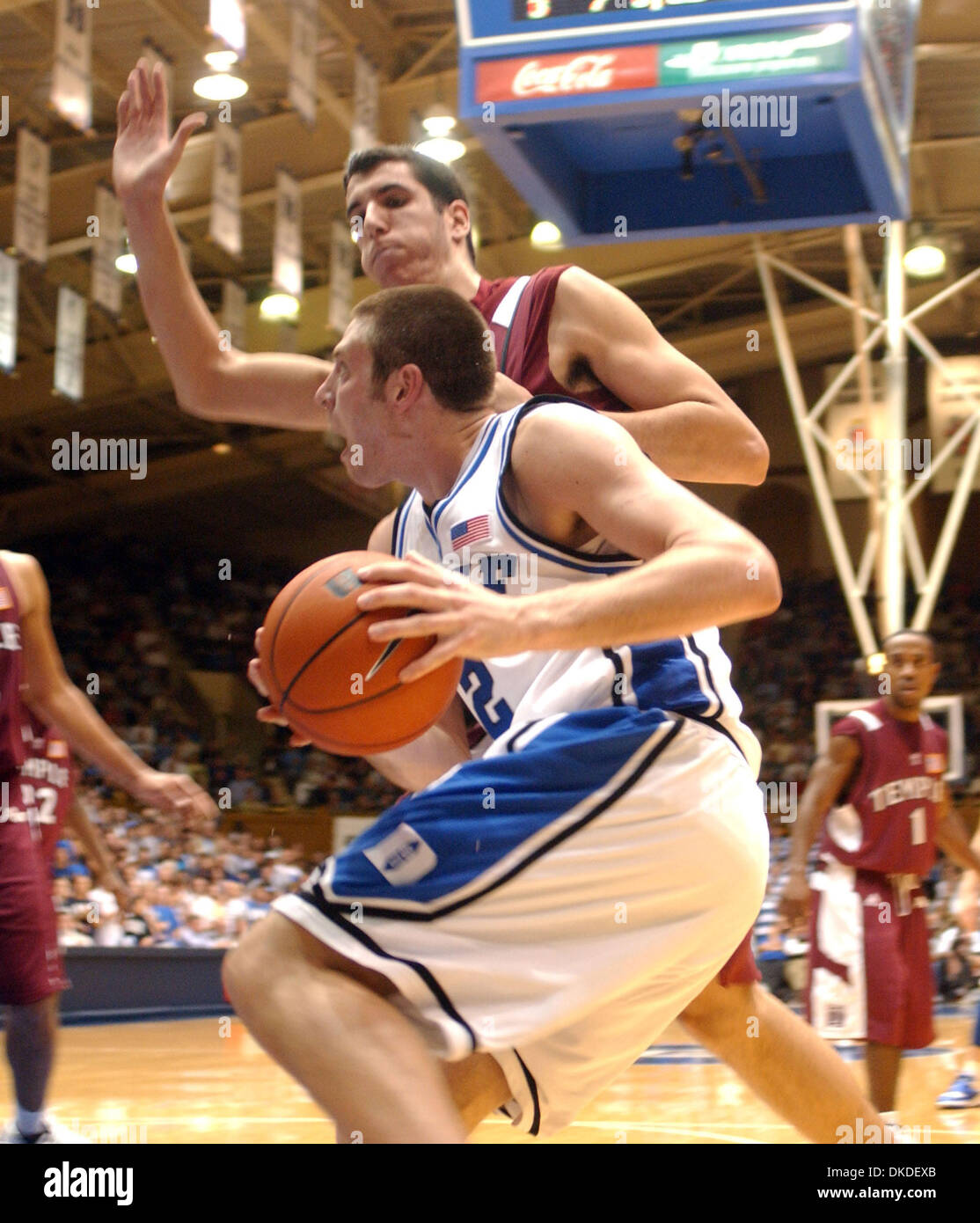 2. Januar 2007 - schlagen Durham, NC, USA - NCAA College Basketball Duke Blue Devils # 2 JOSH McROBERTS als Duke University Blue Devils Basketballmannschaft Temple University Eulen 73 55, wie sie bei Cameron Indoor Stadium befindet sich auf dem Campus der Duke University in Durham gespielt. Stockfoto