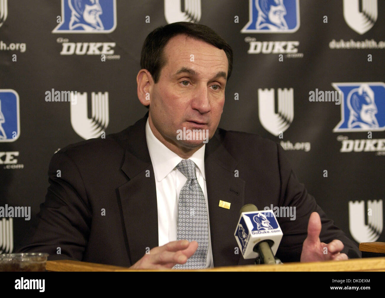 2. Januar 2007 spricht - Durham, NC, USA - NCAA College Basketball legendäre Duke University Head Coach MIKE KRZYZEWSKI mit den Medien, wie Duke University Blue Devils Basketballmannschaft Temple University Eulen 73-55 zu schlagen, wie sie bei Cameron Indoor Stadium befindet sich auf dem Campus der Duke University in Durham gespielt. Stockfoto