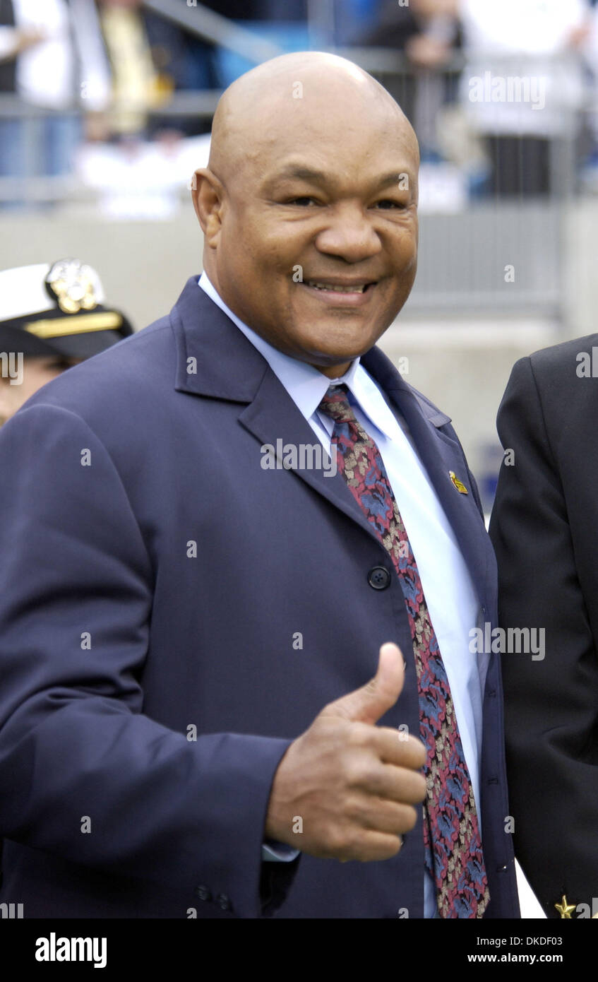 3. Januar 2007; Charlotte, NC, USA; Legendäre Boxing Champion GEORGE FOREMAN steht an der Seitenlinie wie Boston College Navy 25-24 zu schlagen, wie die Bank of America Stadium in der Innenstadt von Charlotte Meineke Car Care Schüssel stattfand. Obligatorische Credit: Foto von Jason Moore/ZUMA Press. (©) Copyright 2007 von Jason Moore Stockfoto