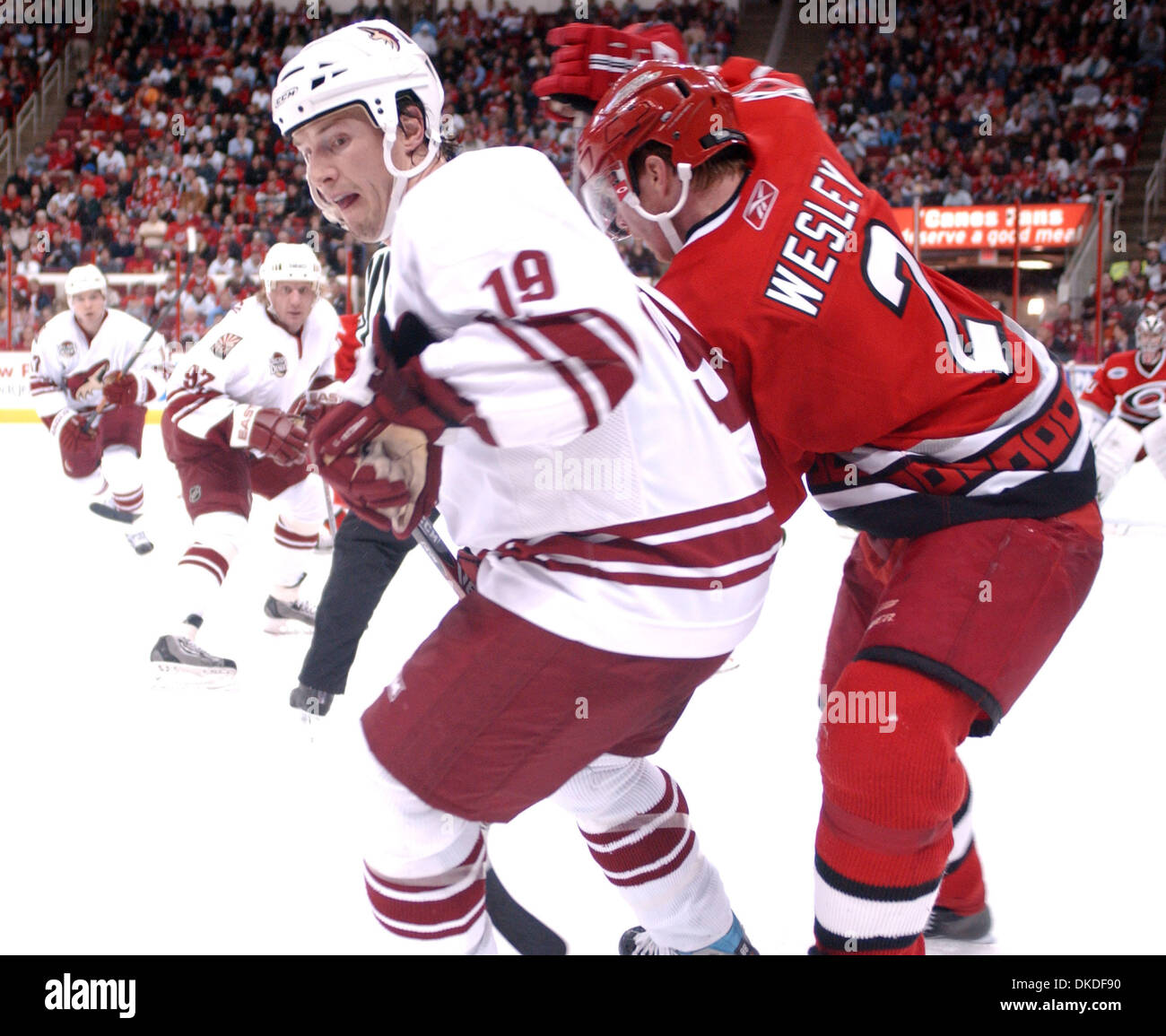 6. Januar 2007; Raleigh, NC, USA; NHL Hockey Carolina Hurricanes #2 GLEN WESLEY kämpft für Besitz von den Puck gegen die Phoenix Coyotes #19 SHANE DOAN, wie den Phoenix Coyotes die Carolina Hurricanes 2-0 schlagen, als sie die RBC Center mit Sitz in Raleigh spielten. Obligatorische Credit: Foto von Jason Moore/ZUMA Press. (©) Copyright 2007 von Jason Moore Stockfoto