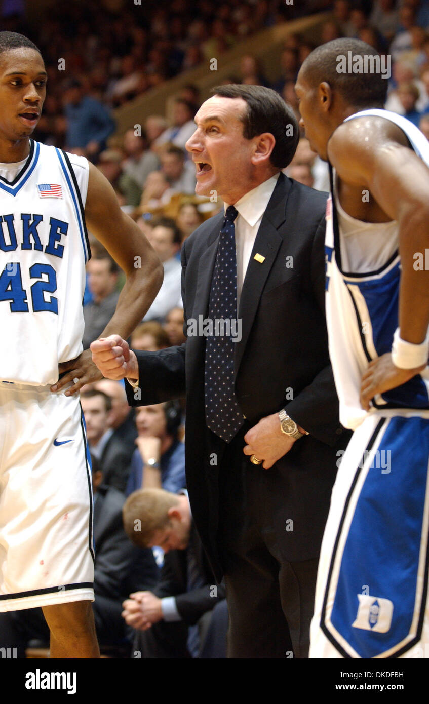 6. Januar 2007 steht - Durham, NC, USA - NCAA College Basketball Durham Blue Devils legendären Head Coach MIKE KRZYZEWSKI Courtside wie Virginia Tech Hokies die Duke Blue Devils 69-67 in einer Überstunden schlagen, wie sie Cameron Indoor Stadium befindet sich in der Campus der Duke University in Durham gespielt. Stockfoto