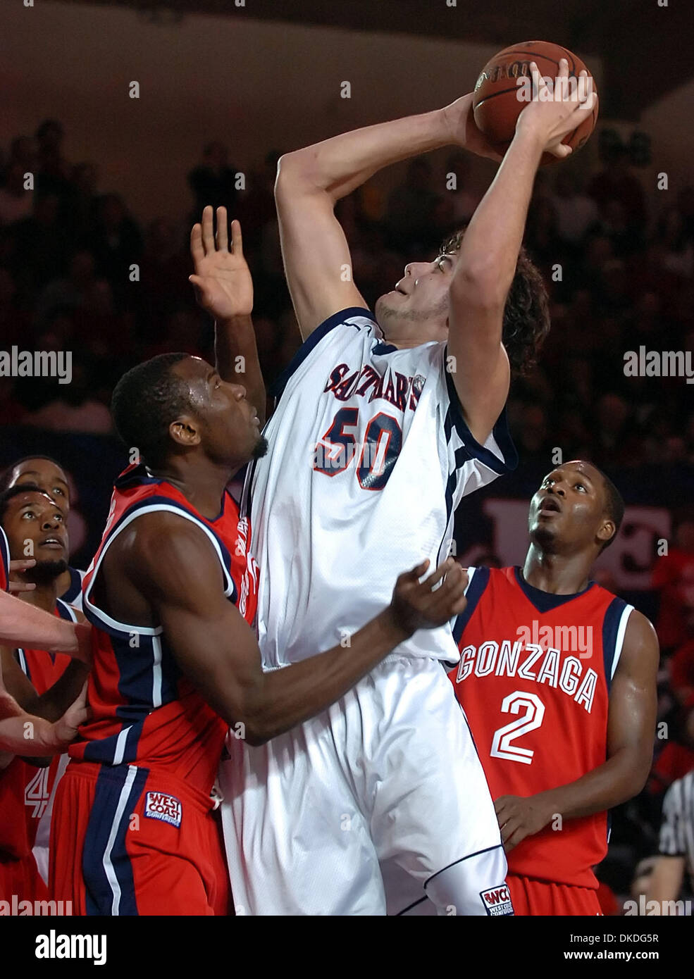 15. Januar 2007 - Moraga, CA, USA - Str. Marys Gaels OMAR SAMHAN, #50, schießt über Gonzaga Bulldogs Sean Mallon, #32, und Jeremy Pargo, #2, in der 2. Hälfte ihres Spiels auf Montag, 15. Januar 2007 im McKeon Pavillon in Moraga, Kalifornien Heiliges Marys besiegt Gonzaga 80-75. Stockfoto