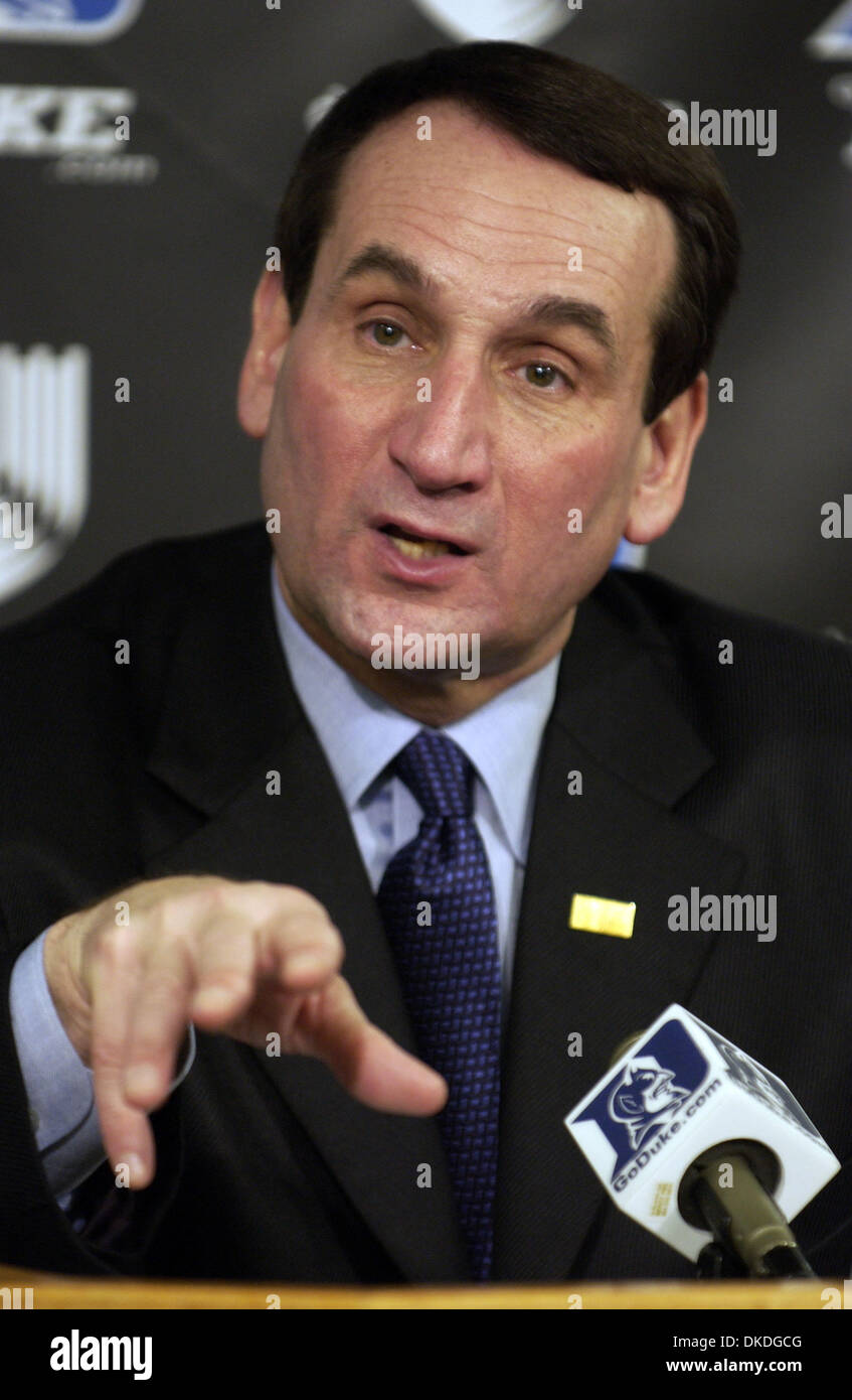 19. Januar 2007 spricht - Durham, NC, USA - NCAA College Basketball legendären Duke Bluedevils Head Coach MIKE KRZYZEWSKI bei der Post-Spiel-Pressekonferenz, wie die Duke Bluedevils Wake Forest Demon Deacons mit einem Endstand von 40-62 zu schlagen, als sie Cameron Indoor Stadium auf dem Campus der Duke University spielten. Stockfoto