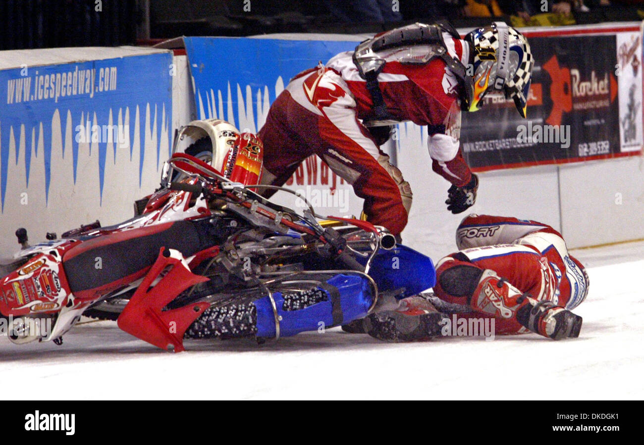 14. Januar 2007; St. Paul, MN, USA; Racer #27 checkt KEVIN ANDERSON, als er auf dem Eis betäubt lag, wenn die beiden kollidieren und Slamed in die Bretter während eines Rennens. Der jährliche World Championship i.c.e.-Racing-Serie Extremsport-Motorrad-Rennsport auf dem Eis.  Motorrad-Reifen sind stark besetzt, um zu verhindern, dass die Fahrer völlig außer Kontrolle und stürzt in die Excel-Ener Stockfoto