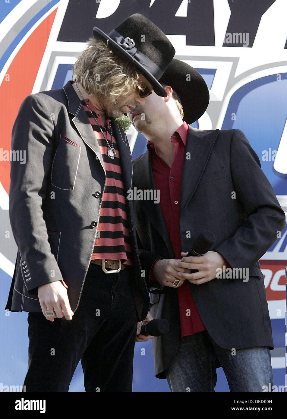 18. Februar 2007 - Daytona Beach, FL, USA - große und reiche Künstler sang die Nationalhymne vor dem Start der Sonntag des Daytona 500.  (Kredit-Bild: © Paul J. Milette/Palm Beach Post/ZUMA Press) Einschränkungen: USA Tabloid Rechte heraus! Stockfoto