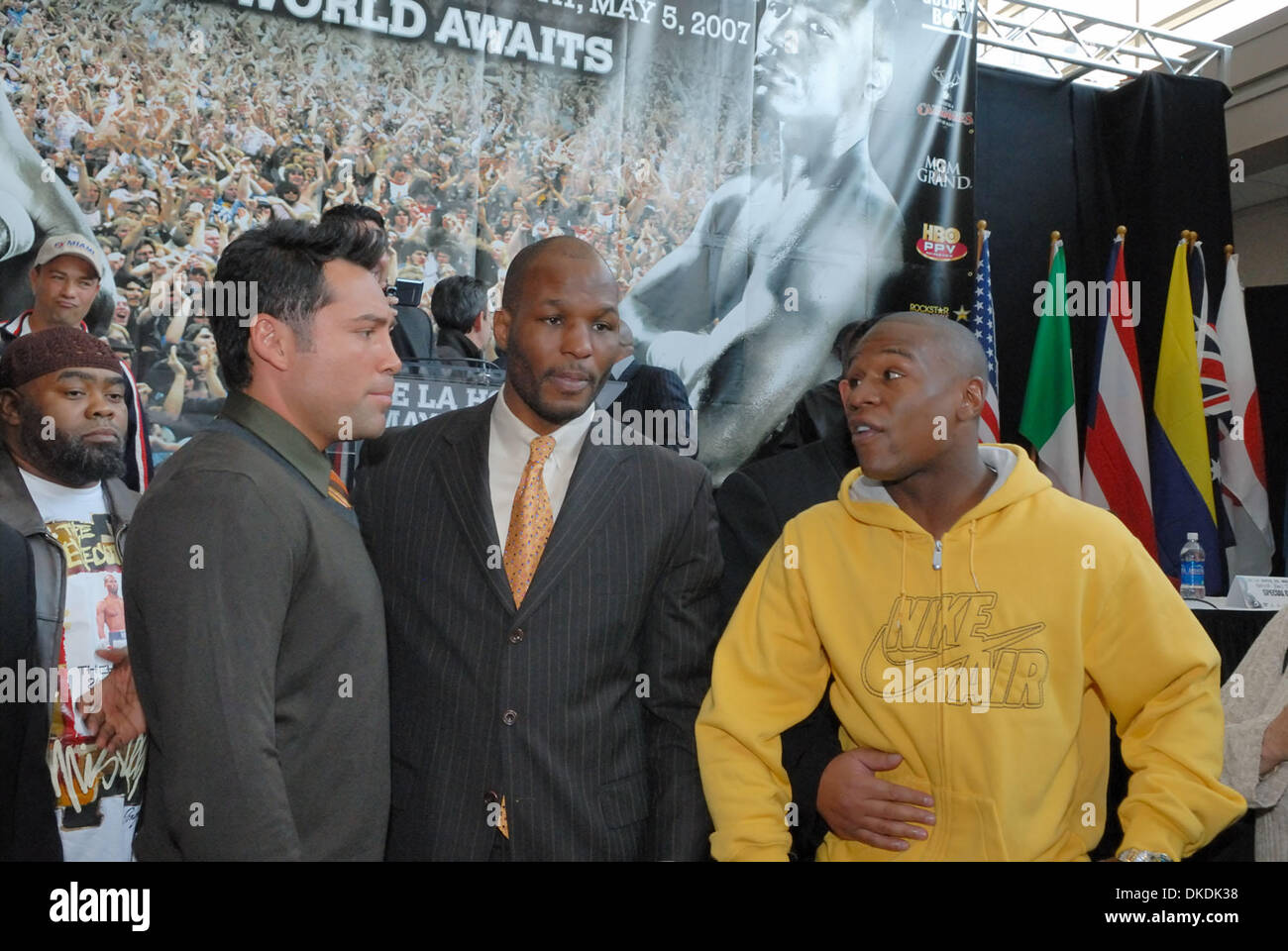21. Februar 2007 - Washington, DC, USA - Boxer OSCAR DE LA HOYA und FLOYD MAYWEATHER Jr machen einen Stopp auf ihrer 11 Stadt Tour in Washington DC zur Förderung ihrer kommenden Mai 5 Mega-Kampf im MGM Grand Hotel in Las Vegas zu drücken. (Kredit-Bild: © Rob DeLorenzo/ZUMA Press) Stockfoto