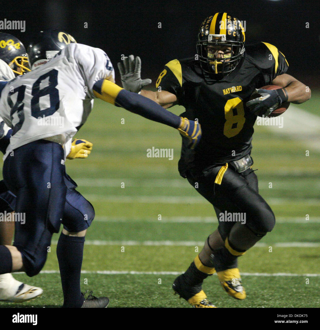 2. Dezember 2006 - Dublin, Kalifornien, USA - High School Football: Hayward TROY EVANS (rechts) wehrt die Alhambra MIKE BROWN, als er während der North Coast Schnitt 3-A Meisterschaftsspiel in Dublin High School am Samstag trägt. Hayward pummeled dritten ausgesät Alhambra in einer 52-21-Niederlage vor etwa 5.000 Fans. (Kredit-Bild: © Jane Tyska/der Oakland Tribune/ZUMA Press) EINSCHRÄNKUNGEN: * Stockfoto