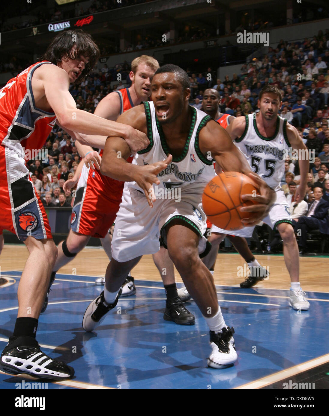 21. Februar 2007 veranstaltete die Timberwolves - Minneapolis, MN, USA - die Charlotte Bobcats Mittwochabend im Target Center in Minneapolis. Sie führte 58-45 bei der Hälfte. Im Bild: CRAIG SMITH versucht, den Ball zu einem Mitspieler zu passen, da er sein Gleichgewicht verlor und fiel im zweiten Quartal Dienstag Abend außerhalb des gültigen Bereichs. Er wurde von den Bobcats ADAM MORRISON (35) packte sein.  (Kredit-Bild: © Jeff Stockfoto