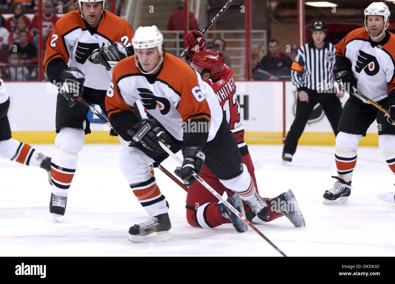 22. Februar 2007 - Raleigh, NC, USA - Eishockey NHL: Philadelphia Flyers (6) RANDY JONES in Aktion mit dem Puck wie die Carolina Hurricanes schlagen die Philadelphia Flyers in der Overtime mit einem Endstand von 3: 2, wie sie die RBC Center mit Sitz in Raleigh gespielt.   (Kredit-Bild: © Jason Moore/ZUMA Press) Stockfoto