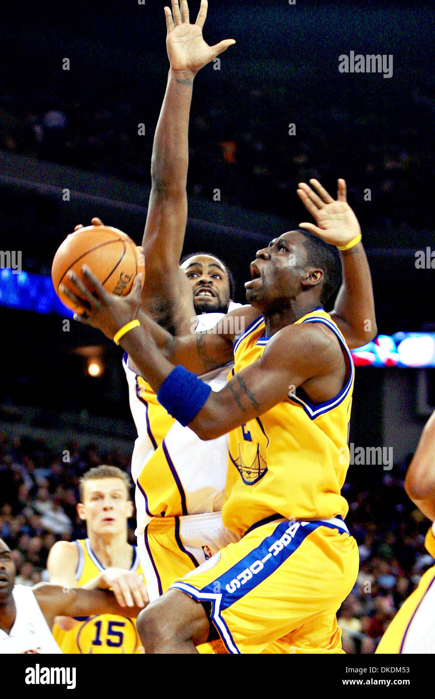 25. Februar 2007 - Oakland, CA, USA - Golden State Warriors MICKAËL PIÉTRUS fährt von Los Angeles Lakers RONNY TURIAF im zweiten Quartal bei Oracle Arena auf Sonntag, 25. Februar 2007. (Kredit-Bild: © Diana Diroy/Oakland Tribune/ZUMA Press) Einschränkungen: USA Tabloid Rechte heraus! Stockfoto
