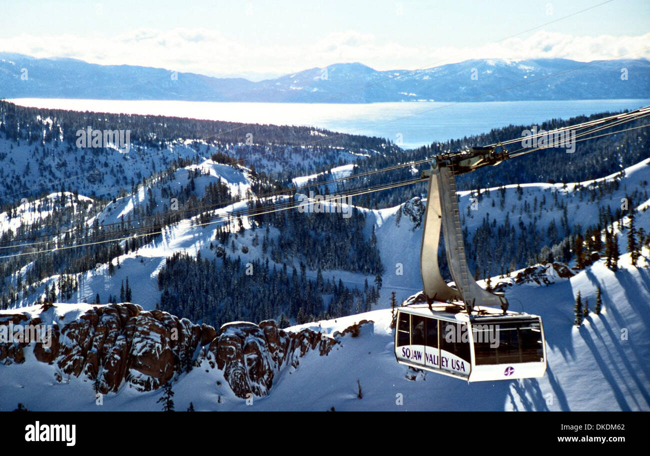 26. Februar 2007 - Lake Tahoe, CA, USA - Squaw Valley Resort. Die Gondel über Aussicht auf die schneebedeckten Berge. (Kredit-Bild: © mit freundlicher Genehmigung von Squaw Valley/Oakland Tribune/ZUMA Press) Einschränkungen: USA Boulevardpresse Rechte heraus! Stockfoto