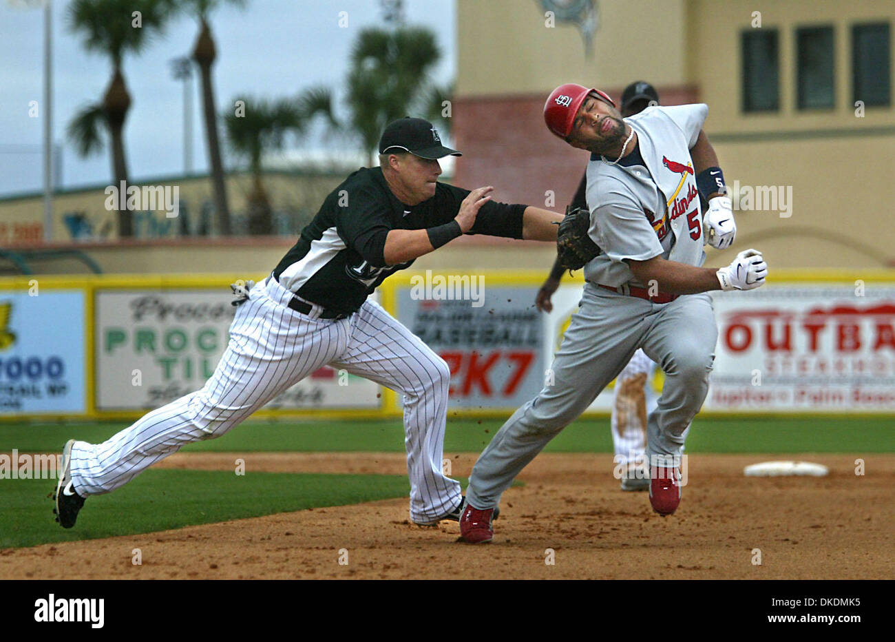 4. März 2007 - Jupiter, FL, USA - Marlins erster Basisspieler gelingt es MIKE JACOBS, aufzuspüren und zu markieren, die Kardinäle ALBERT PUJOLS zwischen Basen während Sonntag Nachmittag Frühling Trainingsspiel bei Roger Dean Stadium in Jupiter. (Kredit-Bild: © Damon Higgins/Palm Beach Post/ZUMA Press) Einschränkungen: USA Tabloid Rechte heraus! Stockfoto