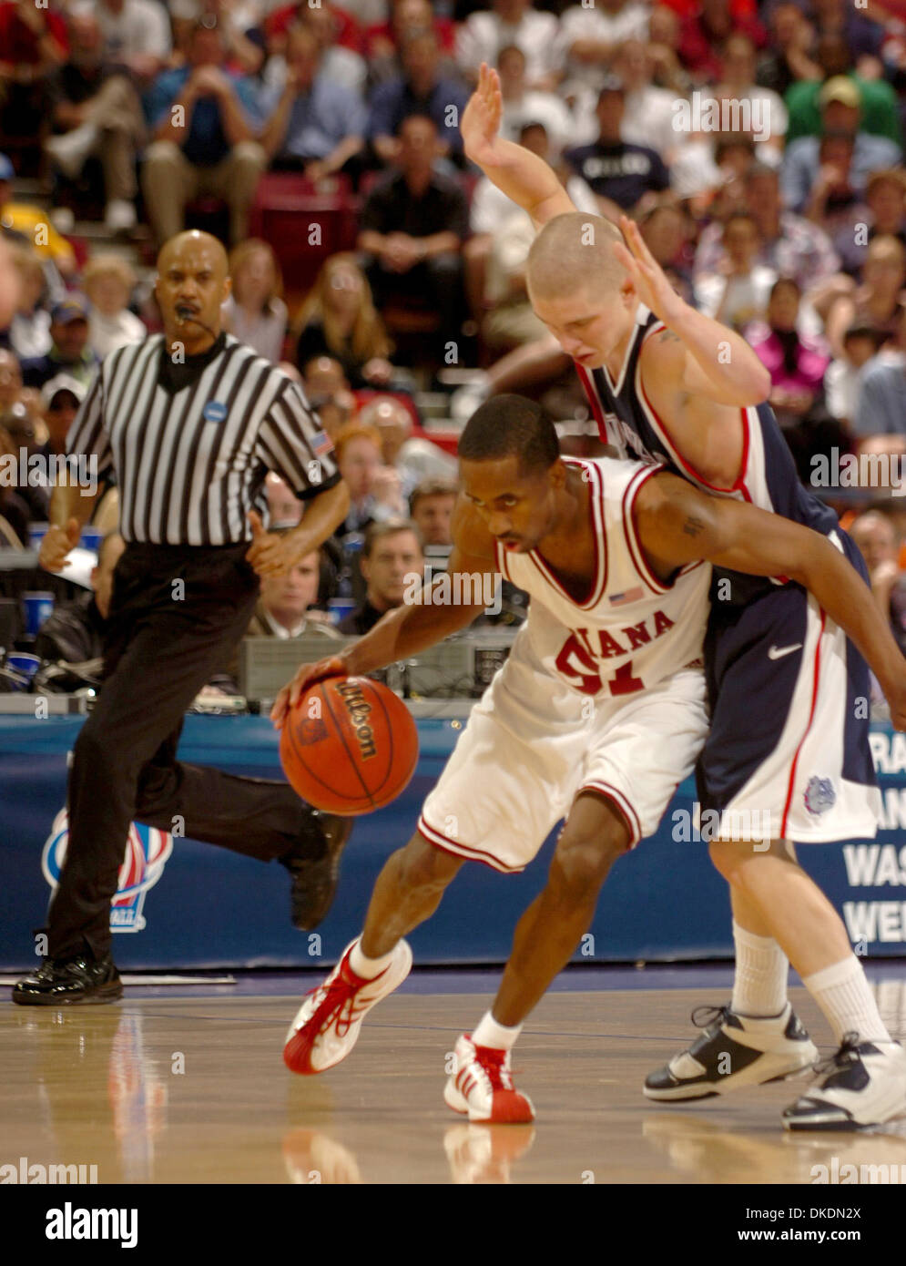 15. März 2007 - Sacramento, CA, USA - Gonzaga Derek Raivio versucht aufzuholen nach gefälscht von Indiana Wache Earl Calloway in der 2. Hälfte des Indiana - Gonzaga-Spiel in der 1. Runde der NCAA Männer Basketball-Turnier in Arco Arena auf einem Laufwerk dribbeln. Indiana schlagen Gonzaga 70-57.  (Kredit-Bild: © Jose Luis Villegas/Sacramento Bee/ZUMA Press) Einschränkungen: USA Tabloid RI Stockfoto