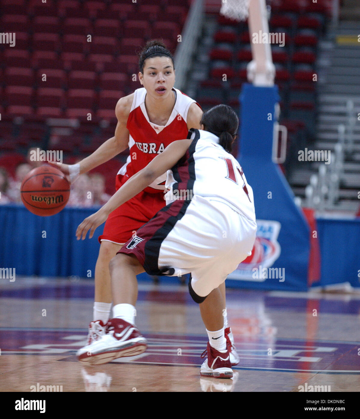 19. März 2007 - Raleigh, SC, USA - NCAA College Basketball Nebraska Cornhuskers (2) ASHLEY FORD bringt den Ball downcourt, wie die Tempel Eulen die Nebraska Cornhuskers 64-61 schlagen, wie sie in der ersten Runde von der NCAA Division I Womens Basketballturnier 2007 erschienen, die im RBC Center befindet sich in Raleigh stattfand.  (Kredit-Bild: © Jason Moore/ZUMA Press) Stockfoto