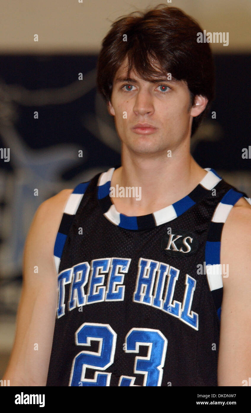 24-m-rz-2007-macht-wilmington-nc-usa-schauspieler-james-lafferty-einen-auftritt-am-one-tree-hill-liebe-basketball-spiel-nutzen-die-wilmington-ymca-cape-fear-devils-scholorship-fonds-und-miss