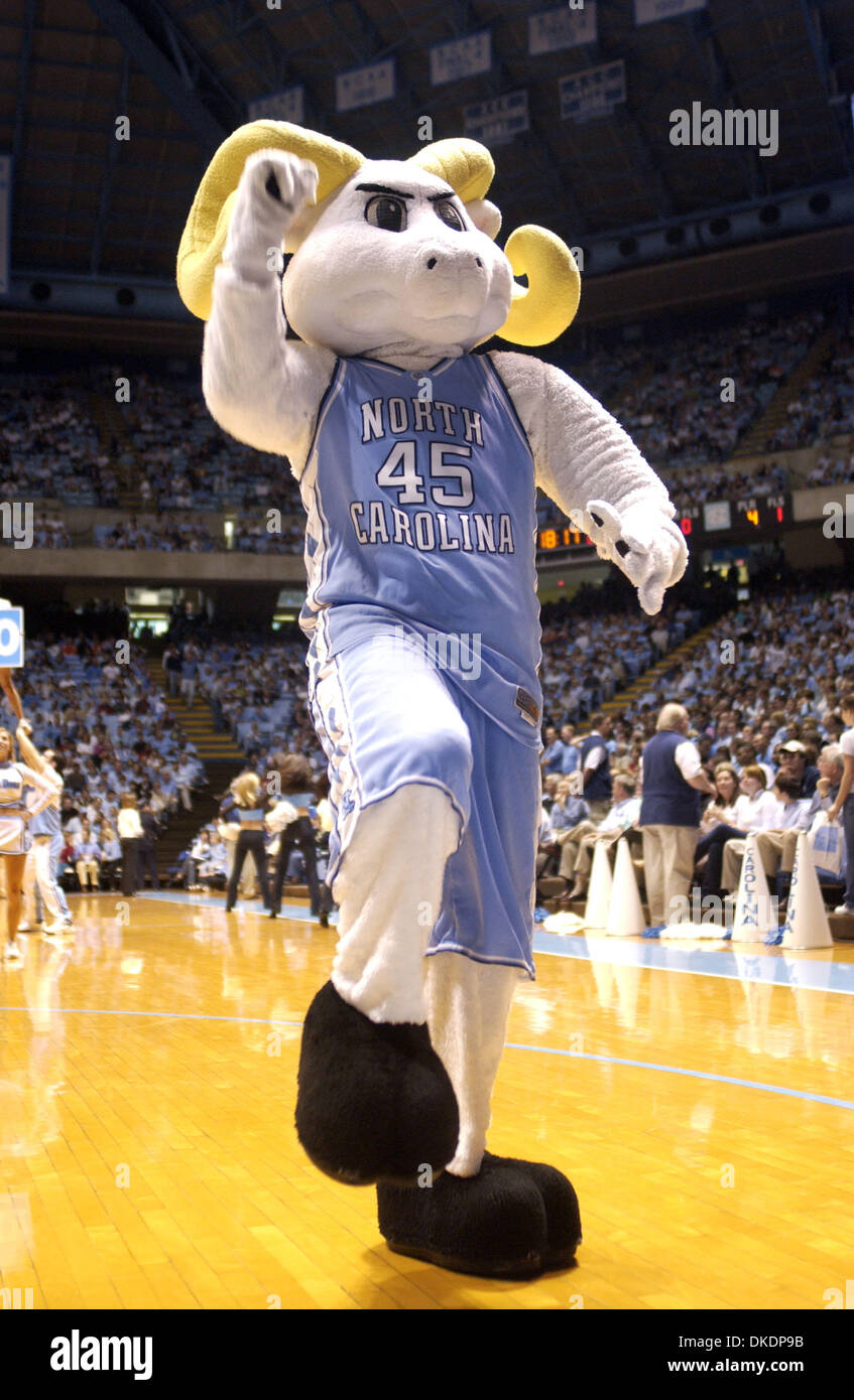 26. März 2007 starb nach Verletzungen von Blitzeinschlages ein Fahrzeug in New Jersey für die NCAA College-Basketball-Turnier - Hackensack, NJ, USA - The University of North Carolina Tarheels Maskottchen JASON KENDELL RAY Maskottchen Ramses durchgeführt.  Er war tot heute Morgen an der Hackensack, NJ University Medical Center an diesem Morgen nach Verbleib in Kritiker ausgeprägt Stockfoto