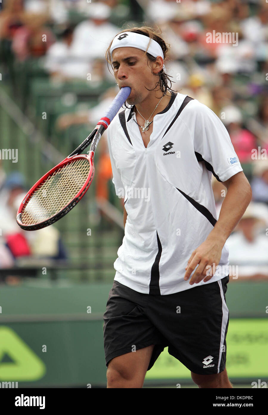 27. März 2007 - Key Biscayne, FL, versucht USA - DAVID FERRER von Spanien auf seine Schläger zu ersticken, nach einem Punkt während seiner Niederlage gegen Andy Roddick 7-5, 6-3 in der Sony Ericsson Open im Crandon Park weht. (Kredit-Bild: © Allen Eyestone/Palm Beach Post/ZUMA Press) Einschränkungen: USA Tabloid Rechte heraus! Stockfoto