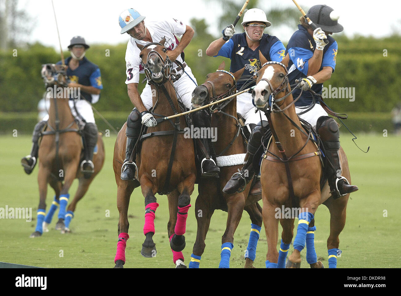 5. April 2007 - Wellington, FL, USA - Crab Orchard Vs erdet Jedi im International Polo in Wellington Donnerstag Nachmittag. Vom zweiten von links: Crab Orchard #3 Adolfo Cambiaso(cq), MAGOO LAPRIDA während Jedi #2 schießt und #4 PABLO MACDONOUGH Hände weg von den Weg der Kugel.  (Kredit-Bild: © Taylor Jones/Palm Beach Post/ZUMA Press) Einschränkungen: USA Tabloid Rechte heraus! Stockfoto