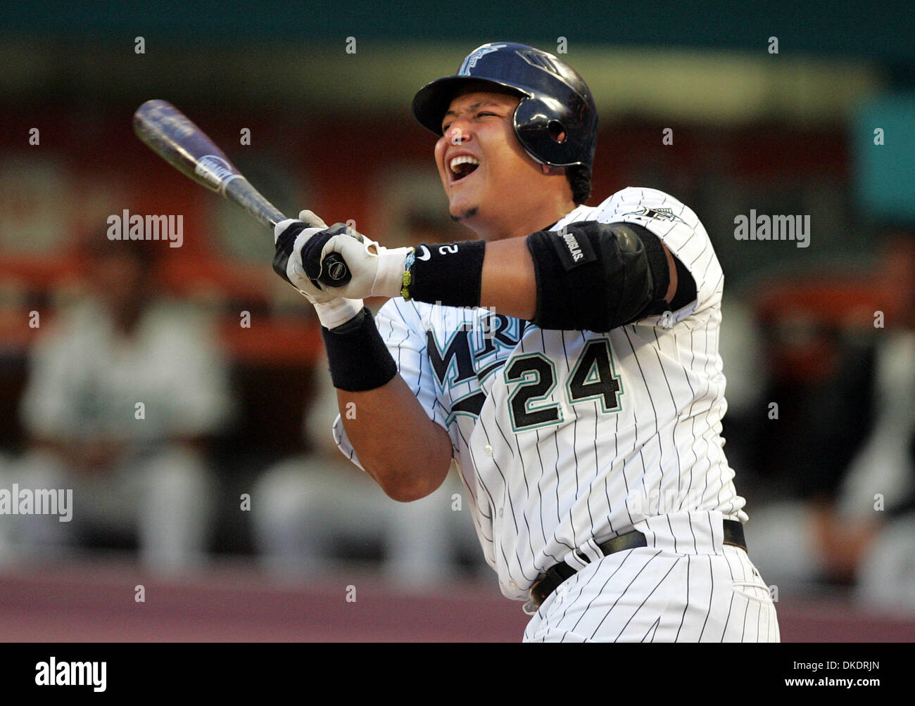 10. April 2007 - Palm Beach, FL, reagiert USA - Marlins dritte Baseman MIGUEL CABRERA auf Streichung nach getäuscht durch eine Neigung von Brauer Claudio Vargas im ersten Inning. (Kredit-Bild: © Allen Eyestone/Palm Beach Post/ZUMA Press) Einschränkungen: USA Tabloid Rechte heraus! Stockfoto