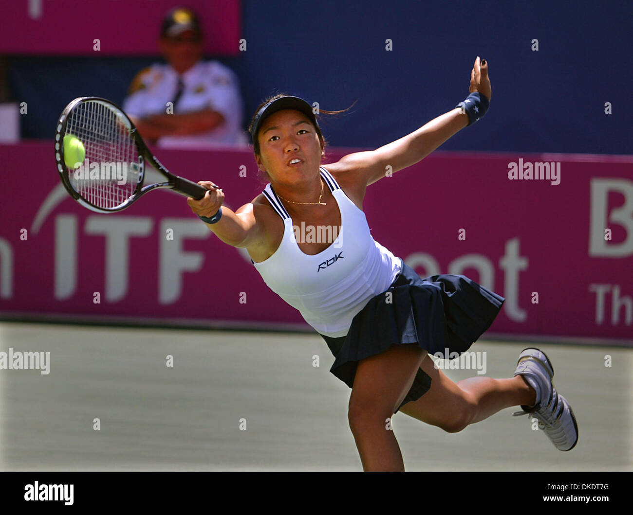 22. April 2007 erstreckt sich - Delray Beach, FL, USA - die USA VANIA KING für eine Vorhand Rückkehr während ihres Spiels Sonntag gegen Kirsten Flipkens Belgiens im Delray Beach Tennis Center. (Kredit-Bild: © Damon Higgins/Palm Beach Post/ZUMA Press) Einschränkungen: USA Tabloid Rechte heraus! Stockfoto