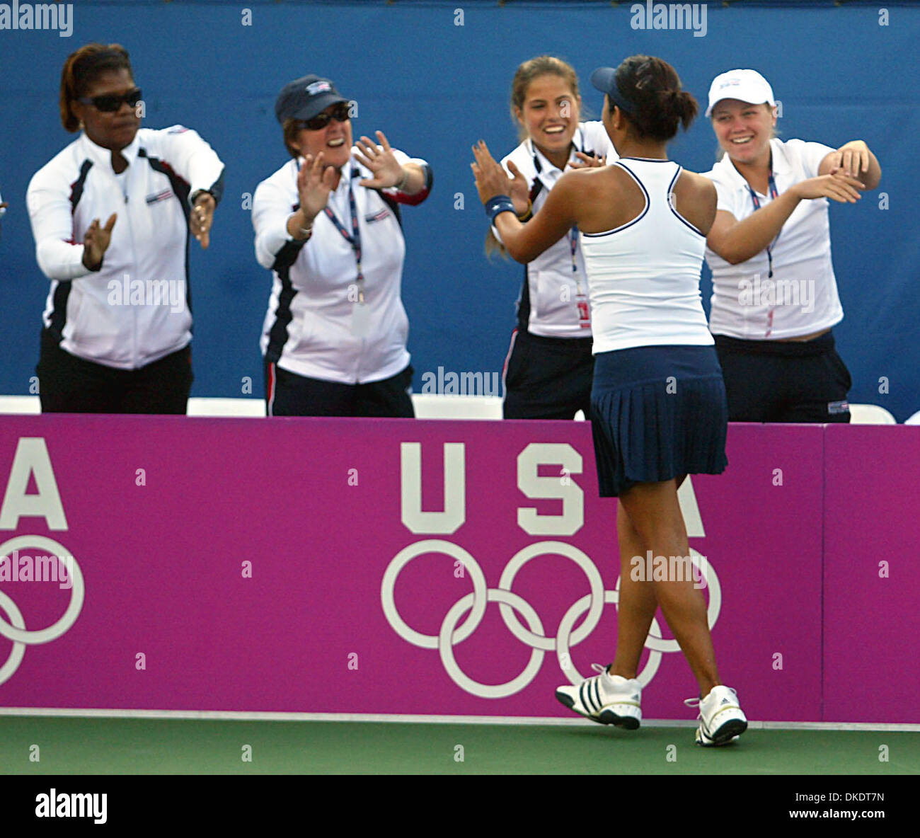 22. April 2007 - Delray Beach, FL, USA - VANIA KING ist Congratulaed von Mitgliedern des nach ihrem Sieg Sonntag über Kirsten Flipkens Belgiens im Delray Beach Tennis Center USA Fed-Cup-Teams.  (Kredit-Bild: © Damon Higgins/Palm Beach Post/ZUMA Press) Einschränkungen: USA Tabloid Rechte heraus! Stockfoto