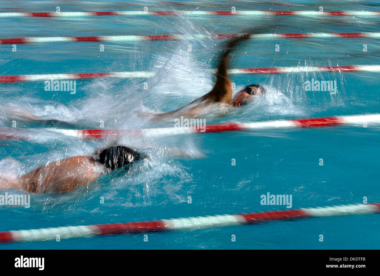 28. April 2007 - San Marcos, CA, USA - Carlsbad LEWIS ANDERSON, drückt vorne, selbst auf die letzte Etappe der seinen Anteil des Eisernen Mann Klasse 200 Yard Freestyle Race am Palomar College am Samstag.  Anderson und seine Teamkollegen Carlsbad Nick Marsden den ersten Platz mit einer kombinierten Zeit von 1:34.97. (Kredit-Bild: © Sean DuFrene/San Diego Union-Tribune/ZUMA Press) Einschränkungen: LA und Oran Stockfoto