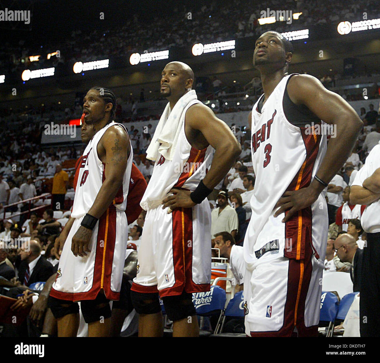 29. April 2007 - beobachten Sie Miami, FL, USA - UDONIS HASLEM, ALONZO MOURNING und DWYANE WADE von Bank, wie seine Serie mit den Bulls zu Ende geht. (Kredit-Bild: © Damon Higgins/Palm Beach Post/ZUMA Press) Einschränkungen: USA Tabloid Rechte heraus! Stockfoto