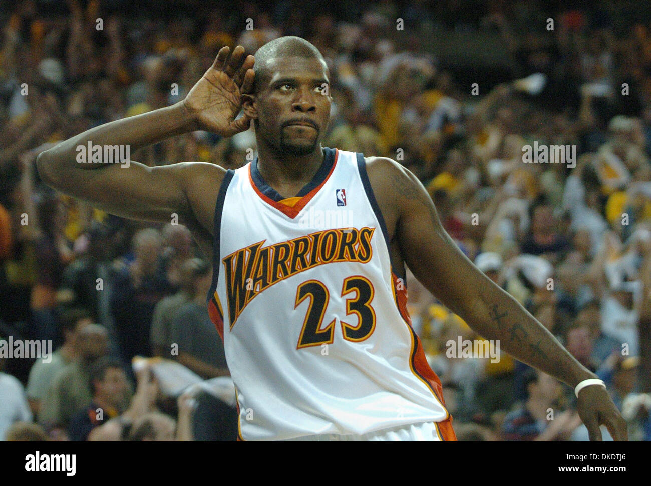 29 April 07 Oakland Ca Usa The Golden State Warriors Jason Richardson Ermutigt Die Menge Larm Gegen Die Dallas Mavericks In Der Oracle Arena In Oakland Am Sonntag Zu Machen 29 April 07 Oakland Ca Usa The Golden State Warriors Jason Richardson Ermutigt Die Menge Larm Gegen Die Dallas Mavericks In Der Oracle Arena In Oakland Am Sonntag Zu Machen
