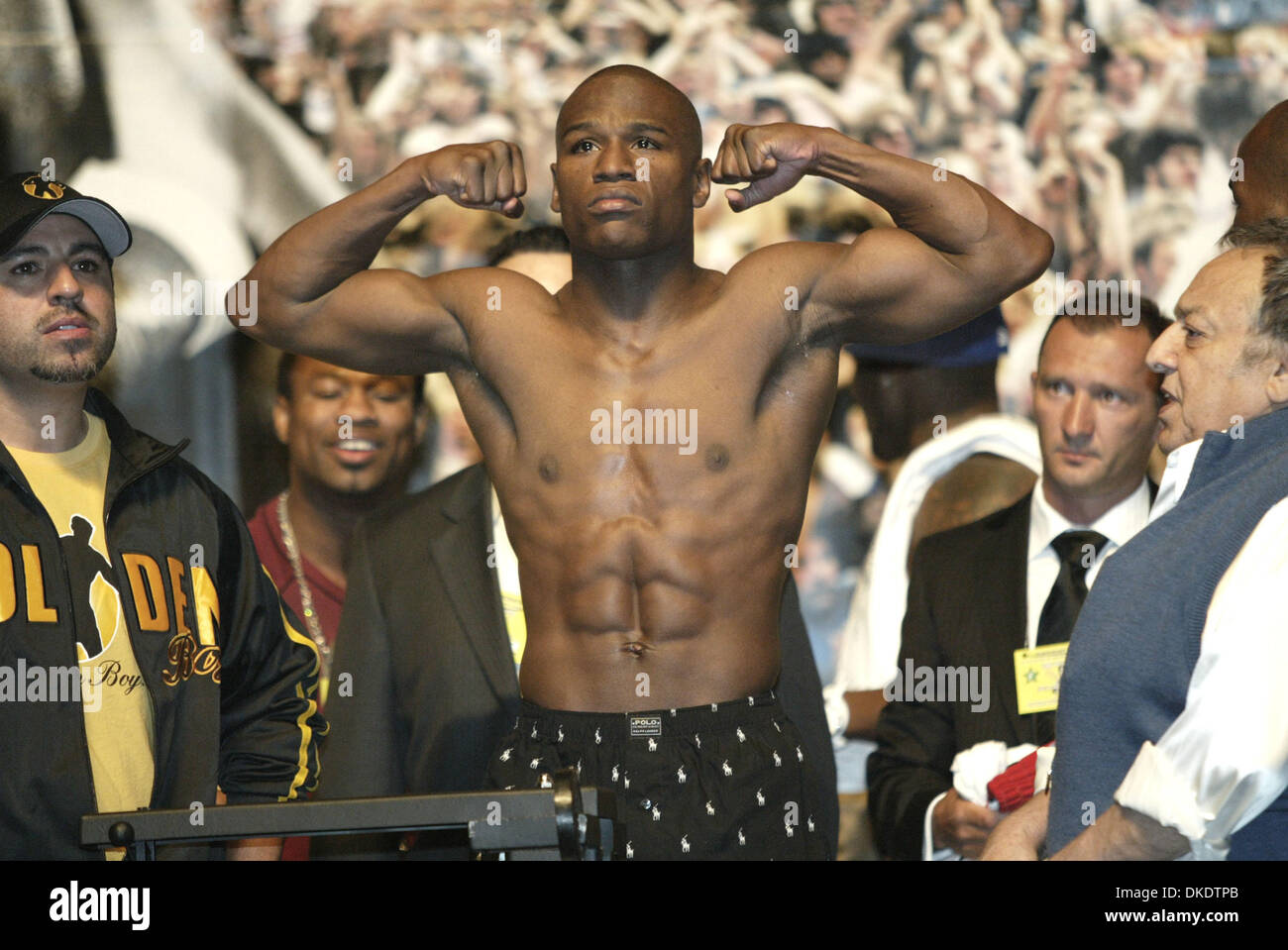 4 Mai 2007 Las Vegas Nv Usa Die Welt Wartet Boxer Floyd Mayweather An Der Waage Fur Den 5 Mai Anfall Von Mayweather Gegen Oscar De La Hoya Im Mgm