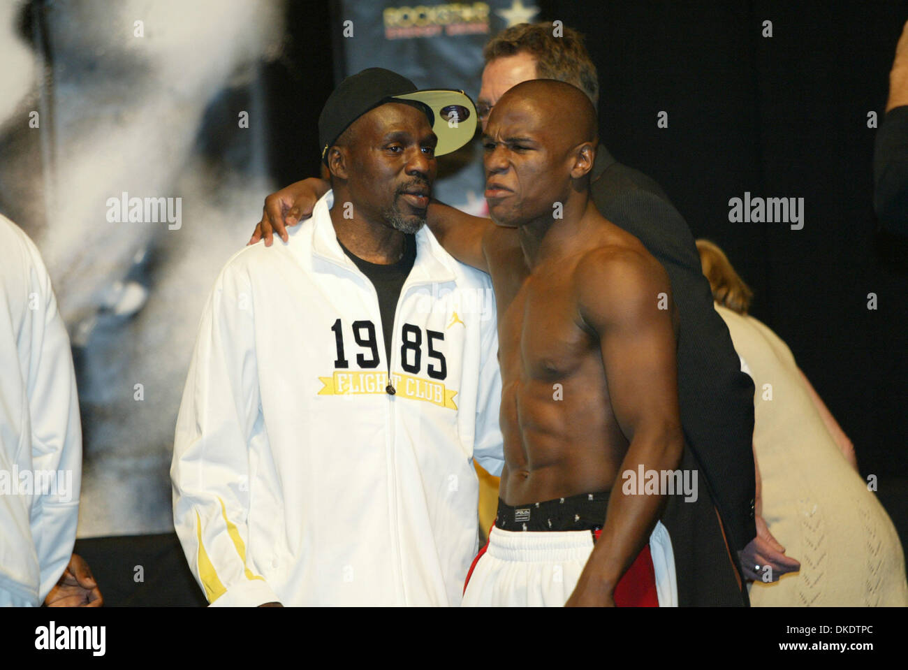 4. Mai 2007 - Las Vegas, NV, USA - die Welt wartet: Boxer FLOYD MAYWEATHER mit seinem Trainer/Onkel ROGER MAYWEATHER an der Waage für den 5. Mai Anfall von Mayweather gegen Oscar De La Hoya im MGM Grand. 50 Cent führen, wenn Mayweather seine Ring-Eingang macht. (Kredit-Bild: © Mary Ann Owen/ZUMA Press) Stockfoto