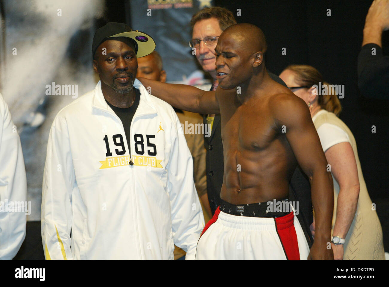 4. Mai 2007 - Las Vegas, NV, USA - die Welt wartet: Boxer FLOYD MAYWEATHER mit seinem Trainer/Onkel ROGER MAYWEATHER an der Waage für den 5. Mai Anfall von Mayweather gegen Oscar De La Hoya im MGM Grand. 50 Cent führen, wenn Mayweather seine Ring-Eingang macht. (Kredit-Bild: © Mary Ann Owen/ZUMA Press) Stockfoto