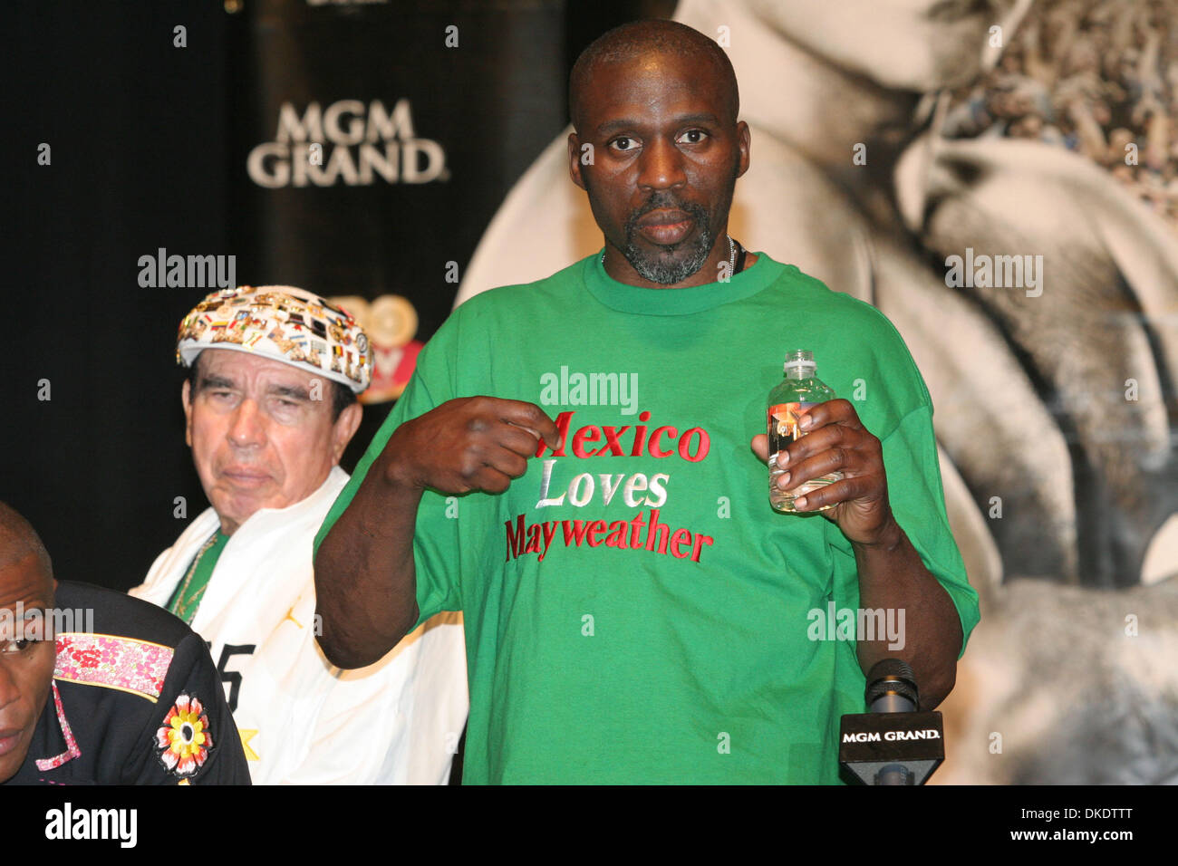 5. Mai 2007 - Las Vegas, NV, USA - ROGER MAYWEATHER bei der Post Kampf Pressekonferenz im MGM Grand Hotel and Casino. "Pretty Boy" FLOYD MAYWEATHER besiegte "Golden Boy" OSCAR DE LA HOYA in einem umstrittenen Split Decision aber die Compu-Box-Statistiken unterstützt die Entscheidung. (Kredit-Bild: © Mary Ann Owen/ZUMA Press) Stockfoto