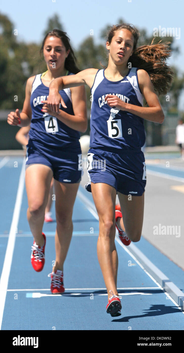 Carlmont von Justine Fedronic(right) verdrängt Teamate Tamara Abinader(left), die Mädchen 1600-Meter-Lauf bei der Halbinsel Liga Leichtathletikbahn und Feld Meisterschaften Samstag, 9. Mai 2009 zu gewinnen. John Green/San Mateo County Times Stockfoto