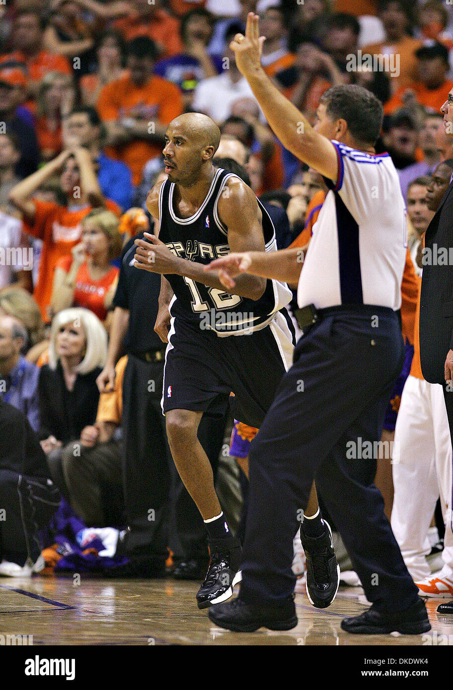 17. Mai 2007 - Phoenix, AZ, USA - Spurs BRUCE BOWEN läuft vorne nach Untergang einen drei-Zeiger, der die Spurs die Führung im Spiel 5 im US Airways Center gab. Die Spurs gewinnen 88-85 in das fünfte Spiel ihrer Best-of-Seven, Zweitrunden-Playoff-Serie. (Kredit-Bild: © Bahram Mark Sobhani/San Antonio Express-News/ZUMA Press) Einschränkungen: US Tabloid Sales heraus! SAN ANTONIO und S Stockfoto