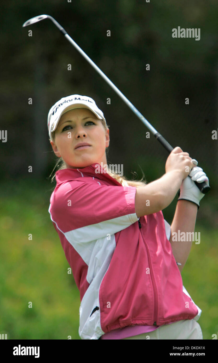25. Mai 2007 - Encinitas, Kalifornien, USA - MACKINZIE KLINE Uhren ihren Ball als sie Praktiken Chippen auf dem Golfplatz Encinitas Ranch. MacKinzie Kline soll die US-Girls Junior Golf Championships in Charlotte, North Carolina in dieser Woche spielen, obwohl die 14-j hrige Herzkatheter braucht um herauszufinden, ob ihre Herzfunktion verschlechtert. Mit nur einem Ventrikel, MacKinzie h geboren Stockfoto