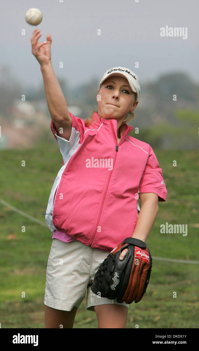 25. Mai 2007 - Encinitas, Kalifornien, USA - MACKINZIE KLINE spielt fangen mit einem Hardball und Handschuh mit ihrem langjährigen Trainer John Mason auf dem Golfplatz Encinitas Ranch. MacKinzie Kline soll die US-Girls Junior Golf Championships in Charlotte, North Carolina in dieser Woche spielen, obwohl die 14-j hrige Herzkatheter braucht um herauszufinden, ob ihre Herzfunktion verschlechtert. Geboren mit ju Stockfoto