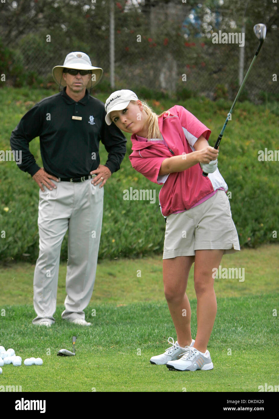 25. Mai 2007 - Encinitas, Kalifornien, USA - MACKINZIE KLINE Uhren ihren Ball als sie Praktiken Chippen auf dem Golfplatz Encinitas Ranch. MacKinzie Kline soll die US-Girls Junior Golf Championships in Charlotte, North Carolina in dieser Woche spielen, obwohl die 14-j hrige Herzkatheter braucht um herauszufinden, ob ihre Herzfunktion verschlechtert. Mit nur einem Ventrikel, MacKinzie h geboren Stockfoto