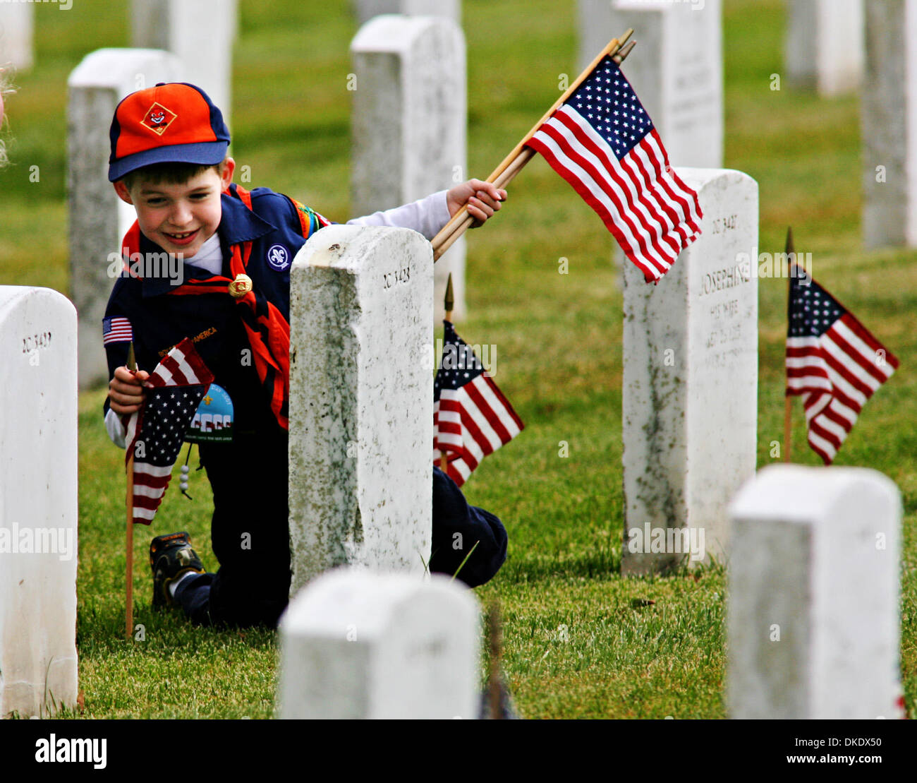 Jack Glenn, 6, Cub Scout mit 153 in San Carlos-Pack bringt kleine amerikanische Flaggen auf den Grabsteinen auf dem Golden Gate National Cemetery in San Bruno Samstag, 26. Mai 2007. Hunderte von Pfadfindern aus rund um die Bay Area kam heraus zu helfen, die Flags setzen auf alle 116.000 Gräber. (John Green/San Mateo County Times) Stockfoto