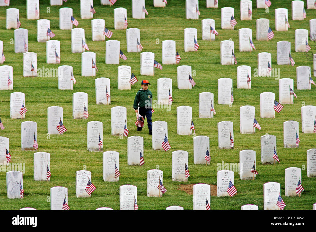 Ein Cub Scout sucht Grabsteine haben keine Flagge an der Golden Gate National Cemetery in San Bruno Samstag, 26. Mai 2007. Hunderte von Pfadfindern aus rund um die Bay Area kam heraus zu helfen kleine amerikanische Flaggen aller 116,000 Grabsteine zu setzen. (John Green/San Mateo County Times) Stockfoto