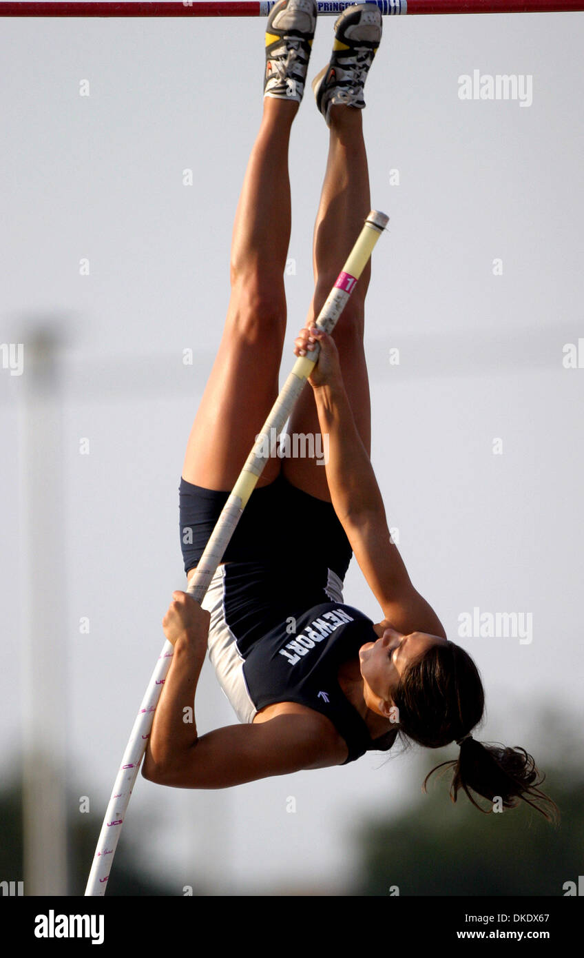 30. Mai 2007; Cerritos, Kalifornien, USA; California High Schooler Allison Stokke, 18, ist ein Opfer der unerwünschte Aufmerksamkeit geworden, nachdem ein Foto auf ein Sport-Blog veröffentlicht wurde. Darüber hinaus hatte eine drei-Minuten-Video von Stokke stehend gegen eine Wand und analysieren ihre Leistung auf einem Track Meet auf YouTube gepostet und 150.000 mal angesehen. Die Welle der Aufmerksamkeit hat Stokke überrollt und Ihr Stockfoto