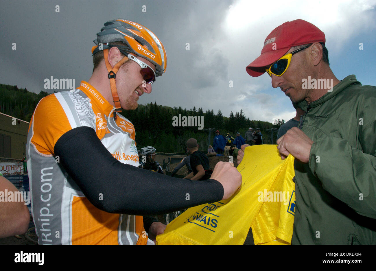 2. Juni 2007 - Vail, CO, USA - Radfahrer FLOYD LANDIS signierte gelbe Trikot für Radsport Fan bei den Teva Mountain Games 2007 in Vail. (Kredit-Bild: © Beth Schneider/ZUMA Press) Stockfoto