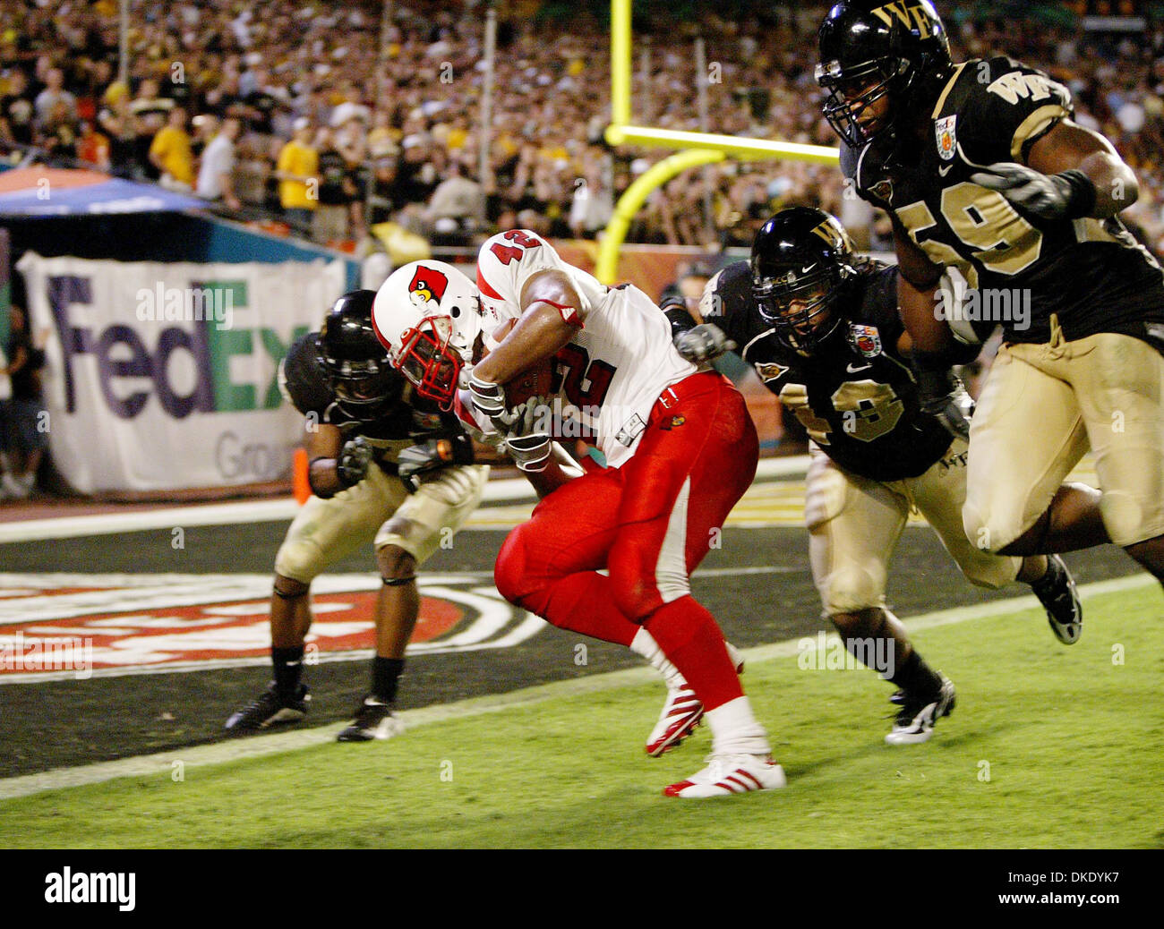 2. Januar 2007 - Miami, FL, USA - ANTHONY ALLEN (42), links, von Louisville, erhält einen zweiten Quartal Touchdown setzen die Kardinäle vor 10: 3 gegen die Wake Forest Demon Deacons in FedEx Orange Bowl im Dolphin Stadium in Miami Gardens Dienstag. 24-13 Kardinäle über Wake. (Kredit-Bild: © Allen Eyestone/Palm Beach Post/ZUMA Press) Einschränkungen: USA Tabloid Rechte heraus! Stockfoto