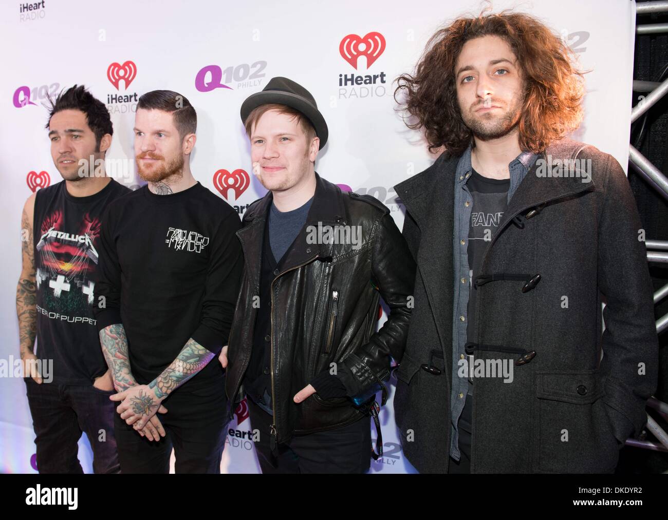 Philadelphia, Pennsylvania, USA. 4. Dezember 2013. Die Gruppe, FALL OUT BOY, JOHN TROHMAN, ANDY HURLEY, PATRICK STUMP und PETE WENTZ bei Q102 Jingle Ball 2013 statt im Wells Fargo Center in Philadelphia Credit: Ricky Fitchett/ZUMAPRESS.com/Alamy Live News Stockfoto