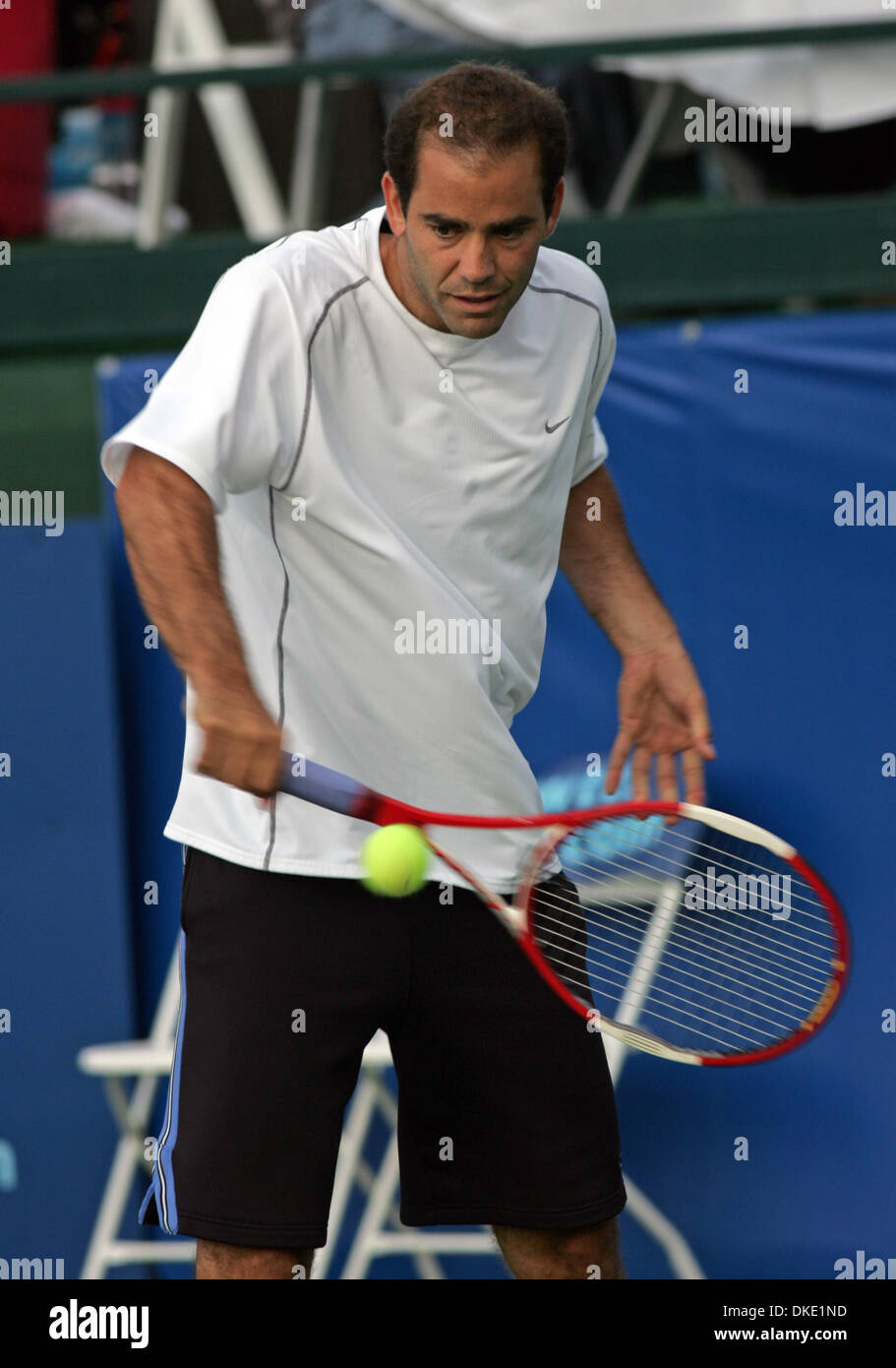 10. Juli 2007 - Newport Beach, CA, USA - PETE SAMPRAS (35) spielt für die Newport Beach Breakers beim World Team Tennis 2007 Event. Sampras gewann alle Zeit Rekord 14 Grand-Slam-Titel im Einzel - sieben Wimbledon Meisterschaften (1993-95, 1997-2000), fünf US Open-Titel (1990, 93, 95, 96, 2002) und zwei Australian Opens (1994, 1997). Fertige rangiert im Jahr No1 in der Welt einen Rekord 6-con Stockfoto