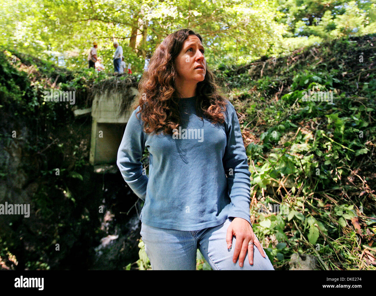 Kellyx Nelson, Executive Director der San Mateo County Resource Conservation District, vor thront Durchlass am Aponolio Creek in Half Moon Bay, Kalifornien; Donnerstag, 19. Juli 2007. Der Bereich ist in Vorbereitung für eine lang ersehnte Projekt, um Durchgang für Steelhead Forellen und andere Arten in den Pilarcitos Creek Watershed Fisch Hindernisse gerodet. (John Green/San Stockfoto